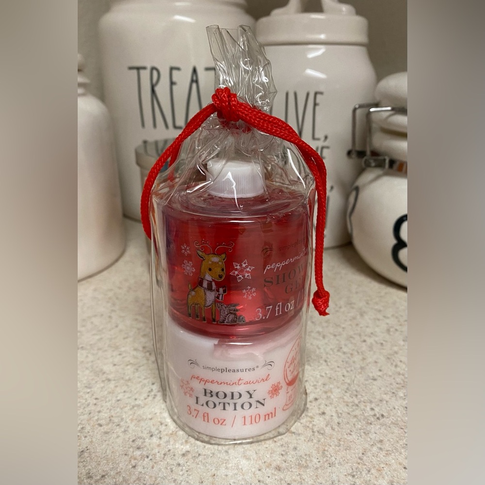 New Simple Pleasures Peppermint Swirl Bath & Body Set | Bundle